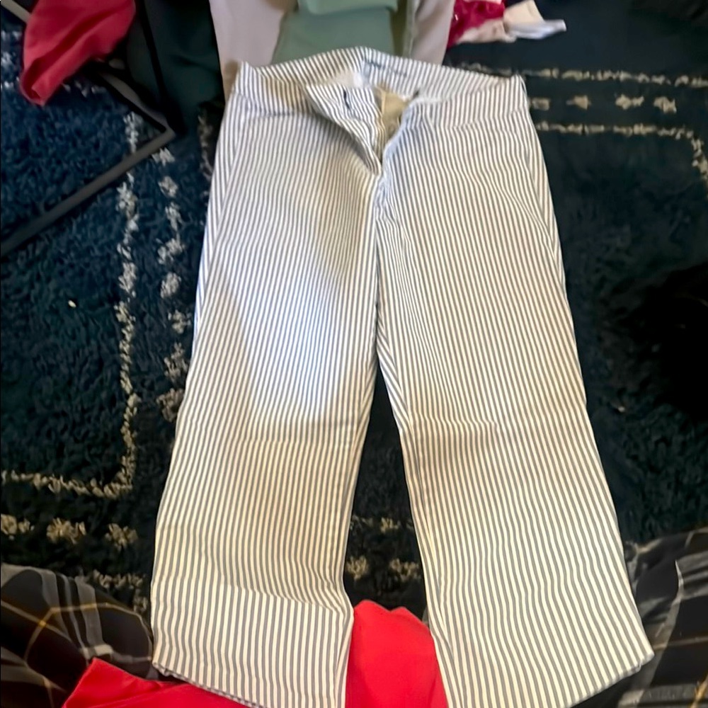 Old Navy Pixie Capri size 6